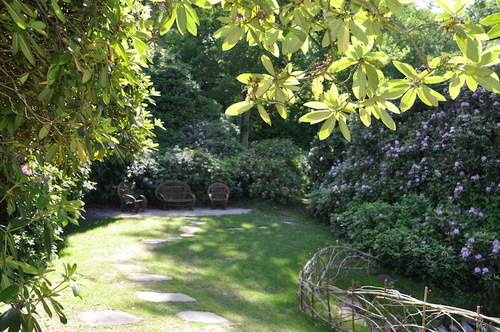  Rododendronsnåret i Romantiska trädgården ger en skön plats där man kan slå sig ner och lyssna till lite stillsam pianomusik. 